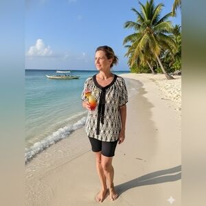 St Tropez west. 100% linen Top.  2X. Black And White. Neck Sash. EUC.